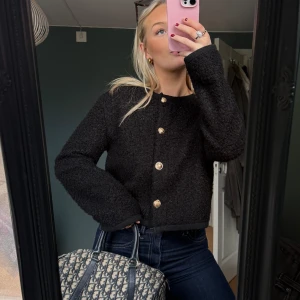 Svart overshirt/tröja  - Så snygg tröjjacka! Najs att man kan använda den till båda 