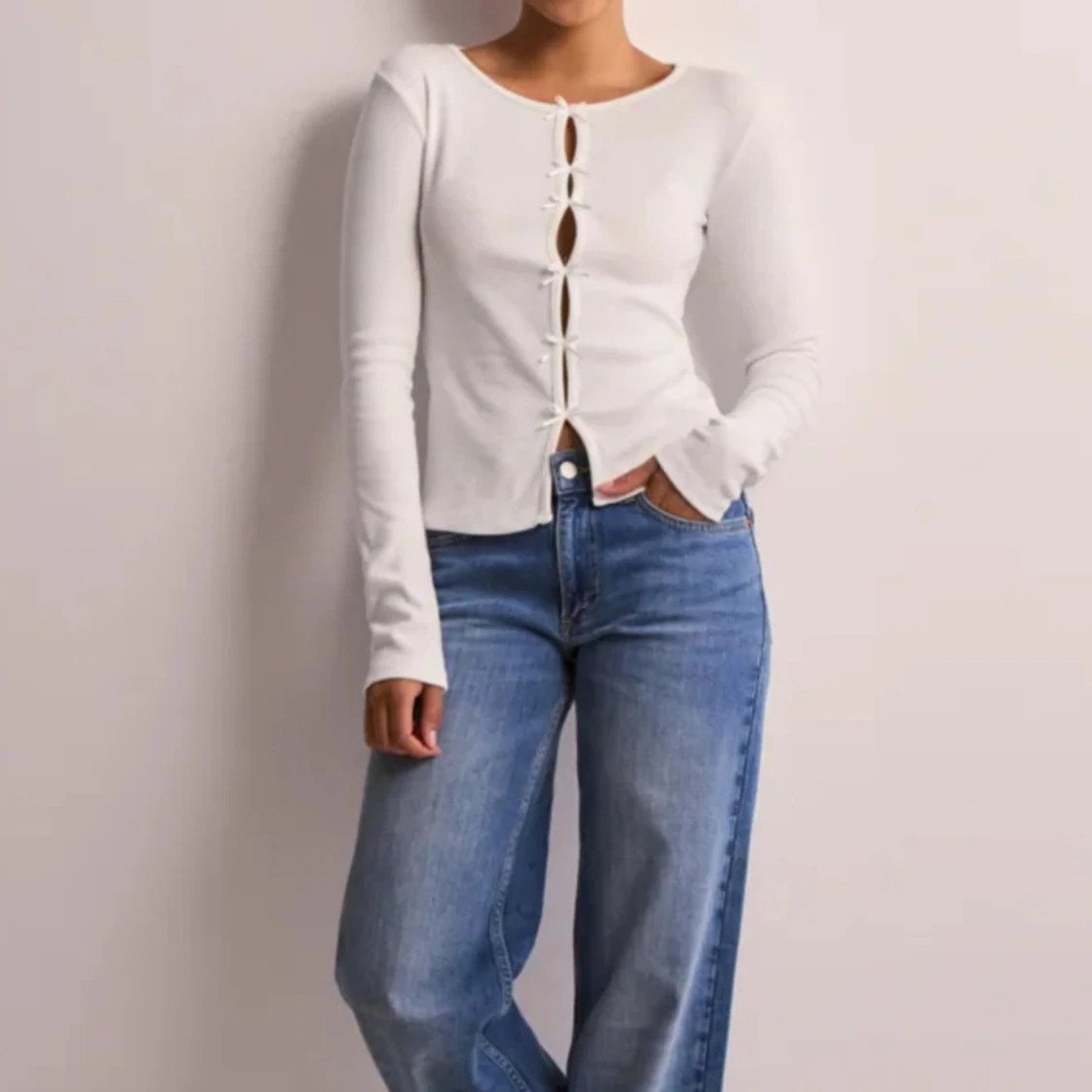 Vit topp med rosetter - 1