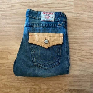 True Religion Jeans Bootcut Flare - !skicka bud för snabb affär! Fina true religion jeans, bootcut och lågmidjade. Storlek 28 k fint skick. Mått:Midja 37 cm  Ytterben 106 cm  Innerben 80 cm Ben öppning 25 cm