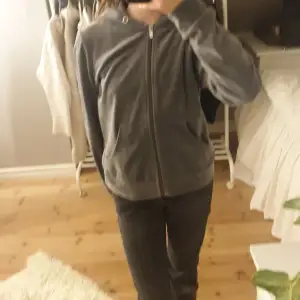 Säljer en grå hoodie med dragkedja och huva. Den har långa ärmar och två fickor framtill💞💞