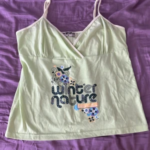 Sommar topp - Säljer en helt oanvänd grön topp från DH! Kontakta gärna för frågor eller fler bilder🥰. Använder både Swish och köp nu. Inga defekter finns!