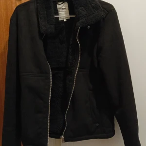 Svart jacka från Solid - Säljer en svart jacka från Solid Denmark. Jackan har en dragkedja framtill och en mysig, fodrad insida. Perfekt för kyligare dagar med sin stilrena design och bekväma passform. Helt ny och inte ens använt