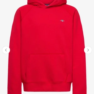 Röd hoodie från Gant - Säljer en snygg röd hoodie från Gant. Nypris 900kr. Knappt använd. Passar mig som har xxs. Hör av er vid frågor. Pris går att diskutera!