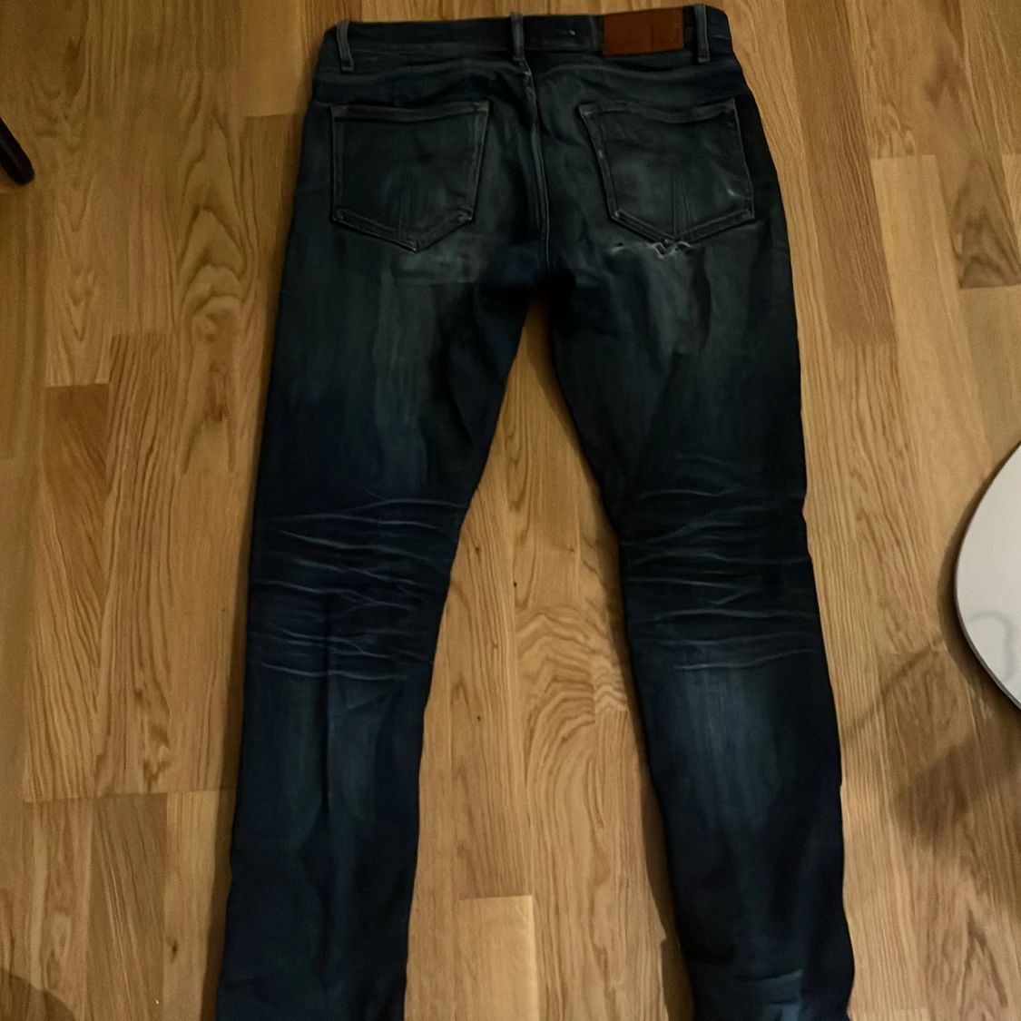 Mörkblå jeans med slitningar - 2