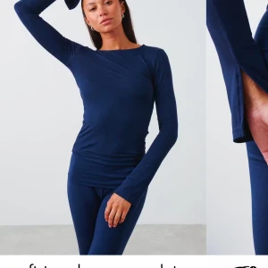 Mörkblå långärmad topp - Snygg mörkblå långärmad topp med en snygg passform. Tillverkad i ett mjukt och stretchigt material💕💕