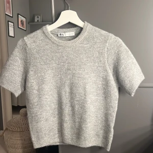 Grå stickad T-shirt från zara  - En väldigt fin tröja från zara i storlek s. Väldigt bra skick och bara använd några gånger💗