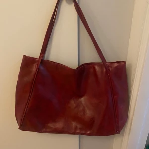 Röd väska  - Röd väska, aldrig använd 