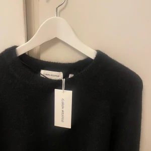 Svart tröja från Carin Wester - Snygg svart tröja från Carin Wester i storlek XS. Prislappen kvar endast testad. Fick i julklapp men fick en annan nästan likadan så därför vill ja sälja. Pris går att diskutera💕 skriv om ni undrar något eller vill ha mer bilder.