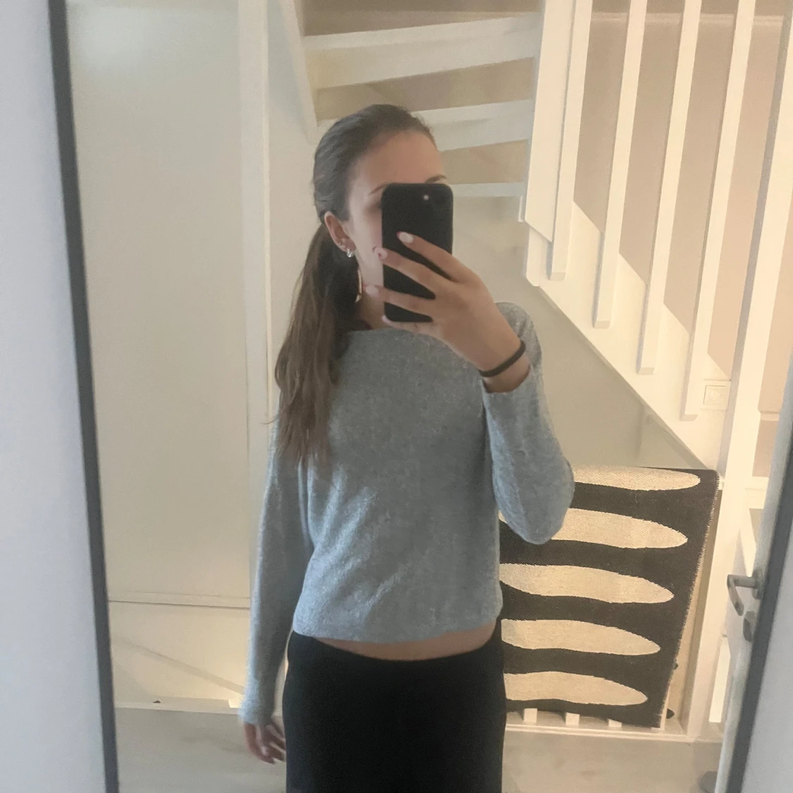 Grå stickad tröja - 1