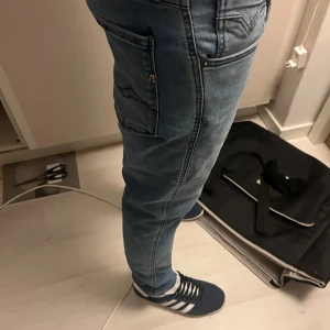 Replay Anbass - ✨Säljer nu dom här sprillans nya Replay anbass jeansen. Använda 3-4 gånger, dom är fortfarande i ny skick.  Storlek 32/34, passar om man har 32 eller 33 i längden i vanliga fall också.💯 Nypris 1800.✨