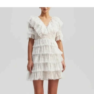 By malina klänning - Säljer denna by malina klänning perfekt för studenten. 💕💕 endast använd en gång. Skriv för fler frågor 🫶🏼