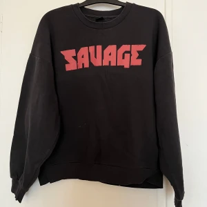 Svart sweatshirt från Gina Tricot - Cool svart sweatshirt från Gina Tricot. Perfekt för en avslappnad stil. Passar även på M. Det finns två fläckar på vänster arm men det går att tvätta bort ❤️