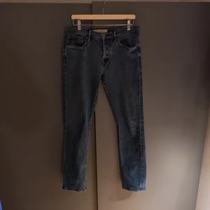 Blå jeans från Burberry - Snygga blå jeans från Burberry med klassisk design. De har en rak passform och är perfekta för en stilren look. Jeansen har en knappgylf och fem fickor.
