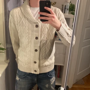 Stickad cardigan från London Brave Soul - Säljer nu en helt ny  stickad cardigan från London Brave Soul. Materialet på cardiganen är riktigt skönt och passar perfekt nu till lite kyligare dagar! Har du mer frågor är det bara att höra av dig så svarar jag, allt gott/Olle. 
