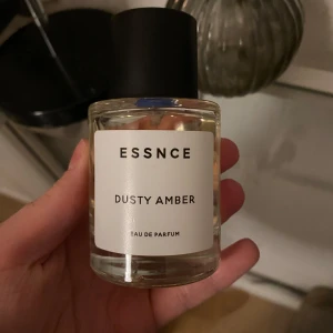 ESSNCE Dusty Amber Eau de Parfum - Säljer en elegant flaska Dusty Amber Eau de Parfum från ESSNCE. Doften är en djup och mystisk amber som passar perfekt för den som vill ha något unikt. Den är knappt använd 