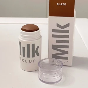 Bronzer Stick från Milk  - Milk Makeup bronzer stick i färgen Blaze. Endast provad en gång men tyvärr inte min färg!! 🫶🏻