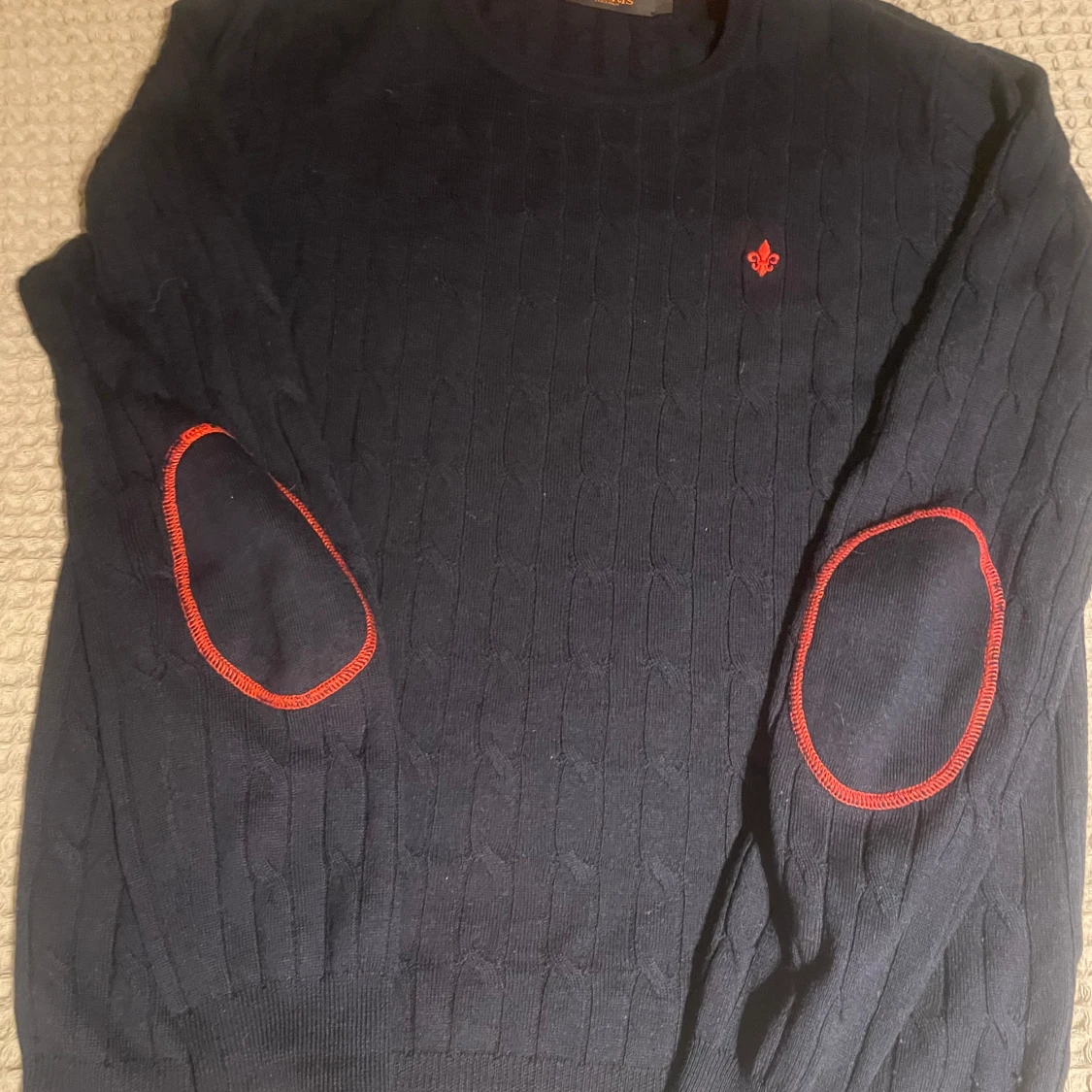 Mörkblå stickad tröja från Morris i merinoull 