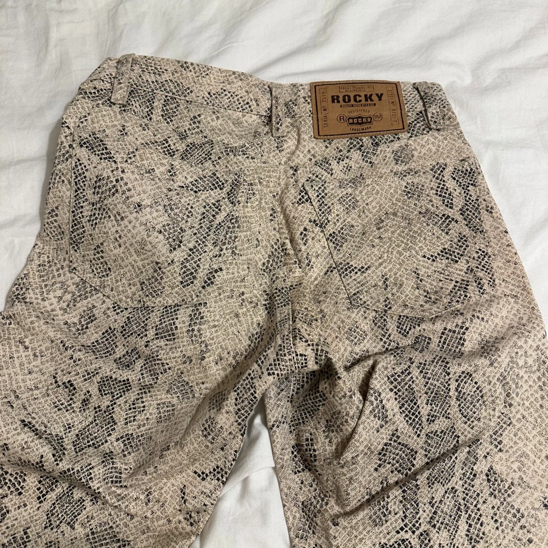 Ormmönstrade byxor från Rocky