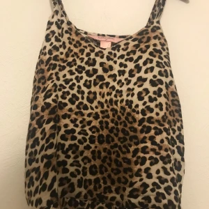 Leopardlinne stl XS, Hunkemöller - Snygg leopardmönstrad linne/topp från Hunkemöller. (ALDRIG ANVÄND)💓Buda!!