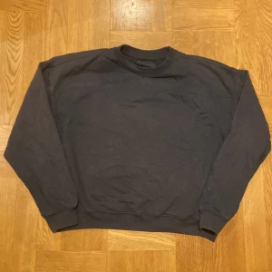 Mörkblå sweatshirt från 157 - Säljer en klassisk svart sweatshirt från 157 i storlek S. Tröjan har en rund halsringning och långa ärmar, perfekt för en avslappnad stil. Passar bra till både jeans och mjukisbyxor.