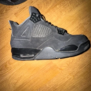 Jordan 4 Black Cat - Storlek 41. Använda en gång bra skick inga defekter. K0PlA