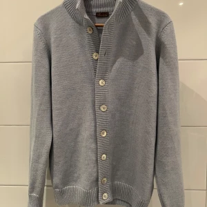 Stenströms Cardigan - Säljer Stenströms Cardigan då jag ej använder den | Använd 1 gång så nyskick| Nypris- 3699 | Storlek Medium| Kan lösa fler bilder vid intresse| pris kan diskuteras vid snabb affär