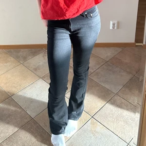 Svarta bootcut jeans från kidsbrandstrore - Snygga svarta bootcut jeans från kids brand store. De har en klassisk design. Perfekta för en stilren look. fåtal använda där med bra skick. ny pris 700. kontakta vid frågor!🥰