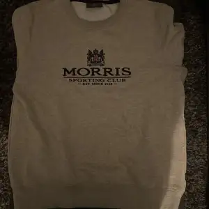 En grå sweatshirt från Morris | skick : 9/10 - storlek: M - nypris: 1400 - mitt pris: 200 - skriv för fler frågor eller funderingar👍 pris kan diskuteras 