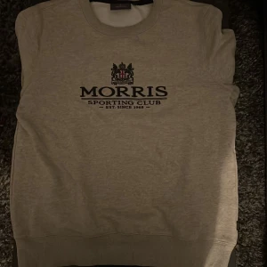 Grå sweatshirt från Morris - En grå sweatshirt från Morris | skick : 9/10 - storlek: M - nypris: 1400 - mitt pris: 200 - skriv för fler frågor eller funderingar👍 pris kan diskuteras 