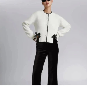 Kofta - Såå söt slutsåld kofta från other stories, säljer endast vid bra bud❤️❤️