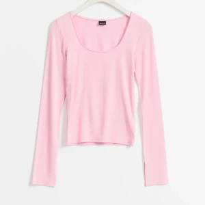 Rosa slits ärmad tröja - Jätte snygg rosa slits ärmad tröja som e tunn och stretchig samt väldigt skön, kommer i väldigt bra skick och är använd bara två gånger!!.