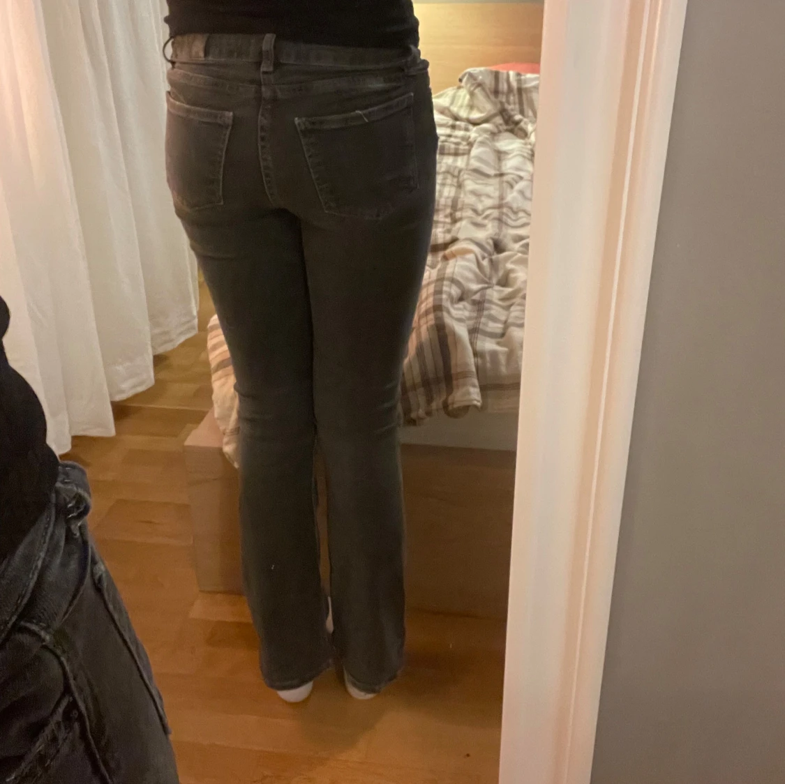 Svarta bootcut jeans - 90