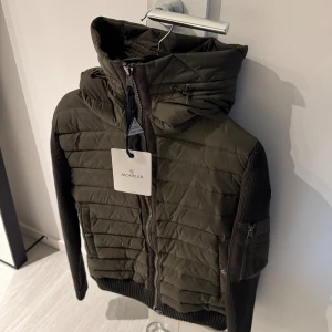 Moncler Cardigan - OBS! Ser brunaktig ut på bild, grönare i verklighet. Moncler Cardigan. Jätte eftertraktad mörkgrön färg. Storlek M, hör av er vid eventuella frågor så hjälper jag er.