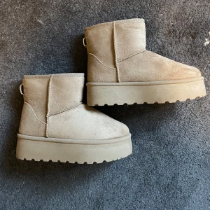 Uggs liknande skor - Säljer ett par oanvände uggsliknande skor köpta från Vinted. Markerad som storlek 38 men skulle uppskatta att dessa är runt storlek 37/37,5. 