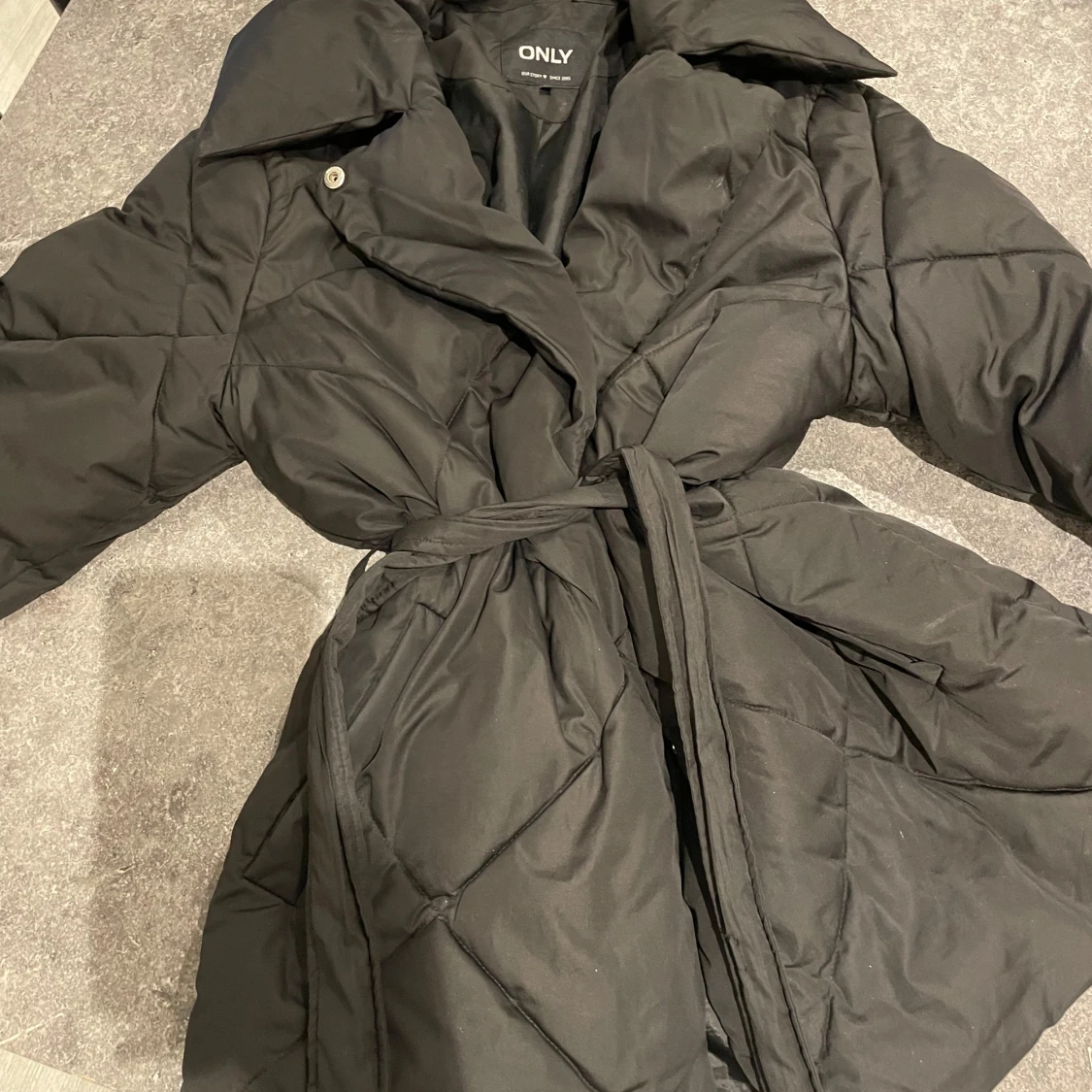 Svart jacka med bälte