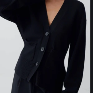 Gina kofta - Snygg svart kofta med knappar framtill. Köpt på Gina och använd runt 2 gånger. Säljer då den inte kommer till användning. Den är nyskick och helt slutsåld❤️ tror nypriset var runt 400. Skriv privat för egna bilder. Stolek M men passar även mindre stolkar 