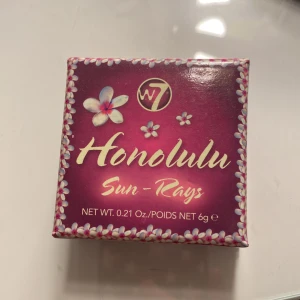 Honolulu Sun Rays Bronzer - Snygg bronzer från W7 i nyansen Honolulu Sun Rays. Perfekt för att ge ansiktet en solkysst look. Kommer i en söt förpackning med blommigt mönster. Vegansk och vegetarisk vänlig. Identisk med Hoola bronzern från Benefit! 🥰💕🌸Använd ett fåtal gånger!