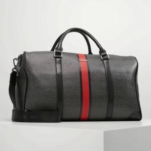 Grå och svart weekendväska från Valentino - Snygg och rymlig weekendväska från Valentino i grått och svart med en röd rand. Väskan har dubbla handtag och är perfekt till skolan och liknande riktigt fet det är bara och höra av dig vid frågor först till kvarn!🤝