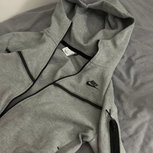 Nike tech fleece byxor  - Nike tech fleece tröja säljer byxorna oxå.