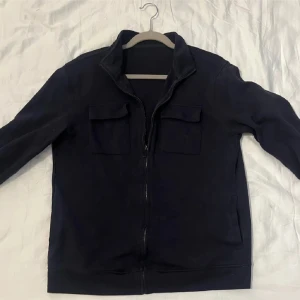 Massimo dutti overshirt/cardigain - Riktigt Nice passar till de mesta, lite sliten på grejen till dragkedjan men inget som man tänker på. Perfekt nu till vintern så bara att slå till💯