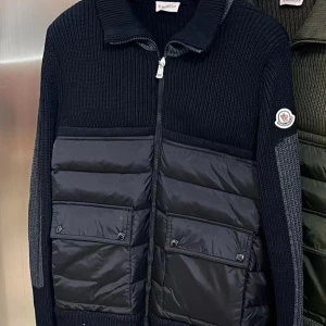 Svart stickad jacka från Moncler - Snygg svart stickad jacka från Moncler med fina detaljer och dragkedja framtill. Jackan har långa ärmar och praktiska fickor med knappar. Perfekt för kyligare dagar. Detta är intressekoll så skriv om ni vill ha den.