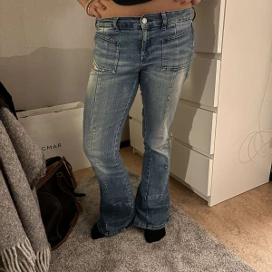 Blå bootcut jeans - Snygga blå bootcut jeans med låg midja från diesel. I storlek 28/34.