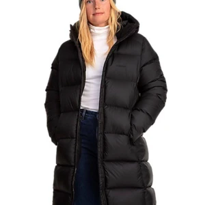 lång och varm dunjacka  - Säljer en svart lång dunjacka med huva, perfekt för kalla dagar. EVEREST W Expedition D Coa. Super super varm jacka gjord av dun. Den är designad för att hålla dig varm och bekväm under vintern. Smart med flertal fickor på insida och utsida. Använd fåtal gånger. Som ny.  Nypris 3499kr