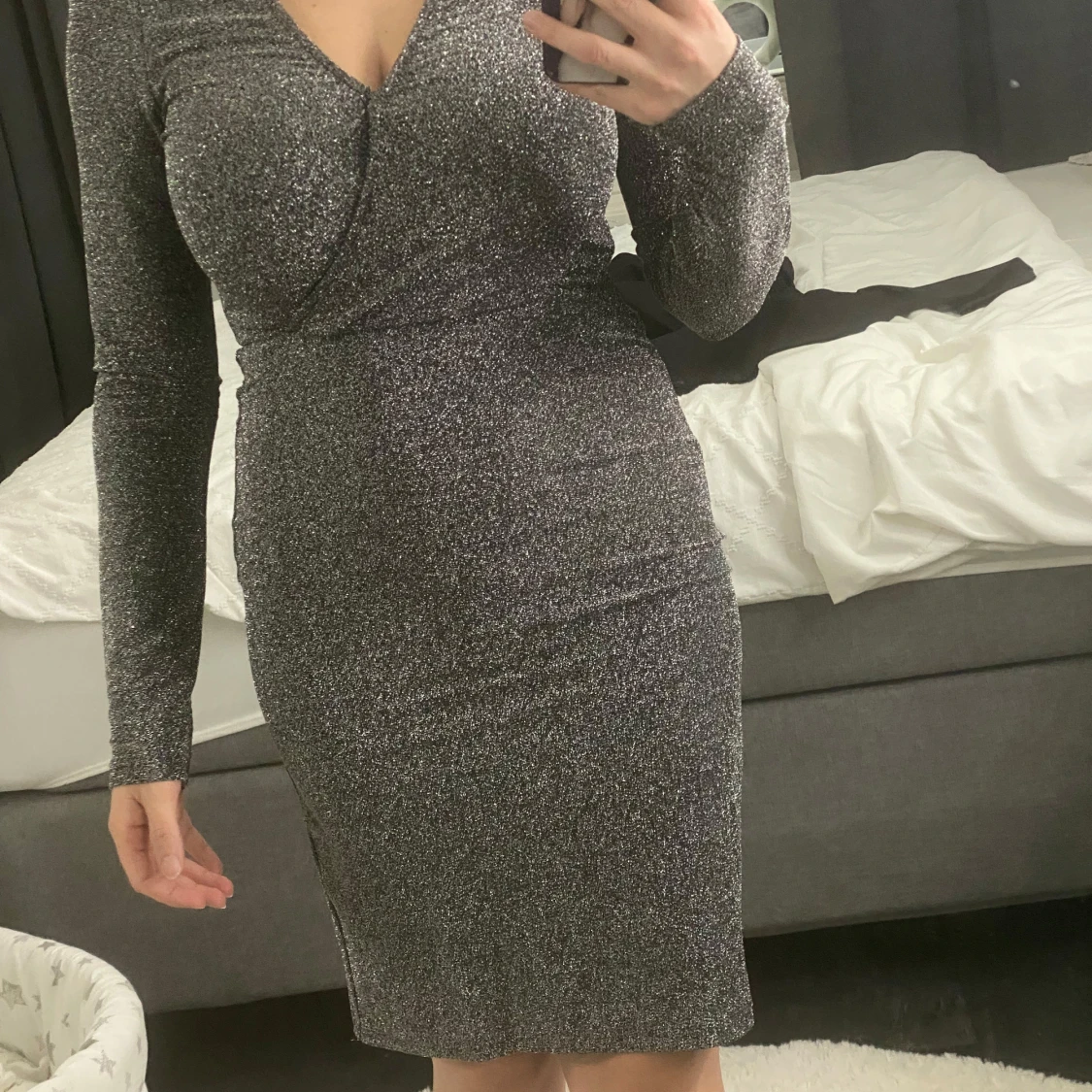 Glittrig omlottklänning - 91