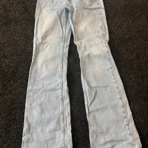 Ljusblå jeansbyxor - Snygga ljusblå jeans. Högmidjade och bootcut 