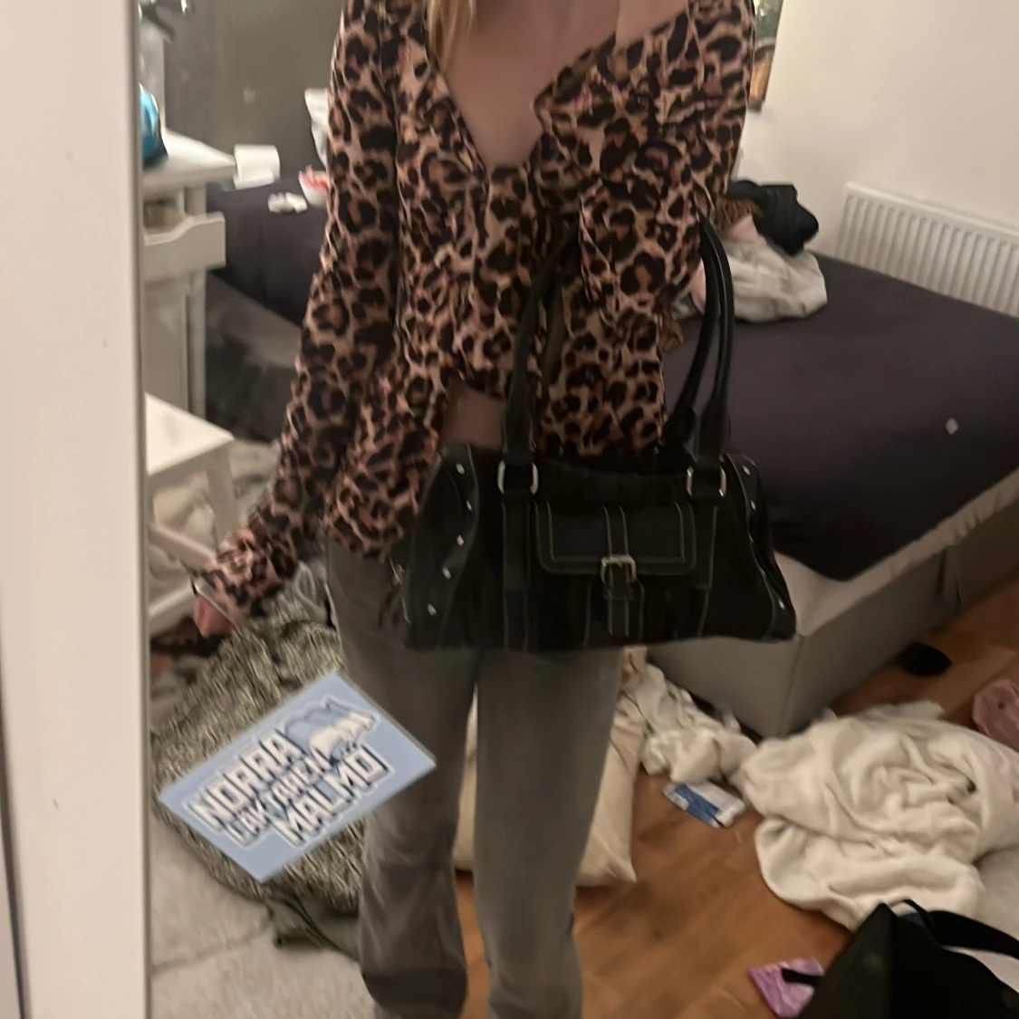 Svart axelväska med spänne