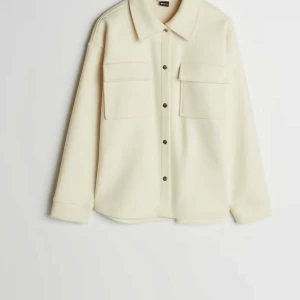 Beige kappa - Beige kappa ifrån gina tricot. några år gammal men har inte använt den på länge. Lite nopprig och färgen är lite lätt missfärgad därav priset🥰