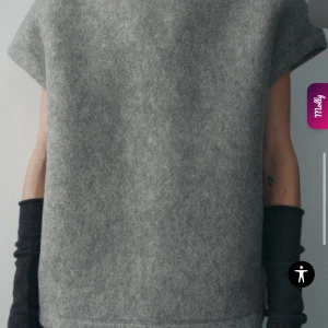 Grå ulltröja från Zara  - Snygg och stilren grå tröja från Zara . Den har en enkel design med korta ärmar och rund hals. 