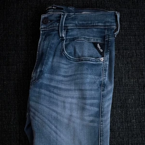 Replay Anbass jeans - Snygga blå jeans från Replay i modellen Anbass. Byxorna är sparsamt använda och i bra skick.