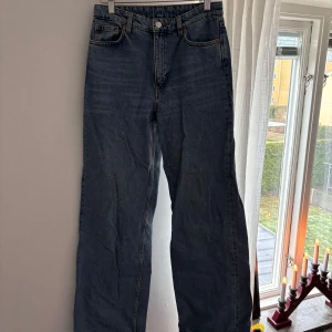 Yoko jeans - Säljer dessa älskade yoko jeans då de inte passar mer , köptes 2020 men är fortfarande i mycket bra skick. De är i wide leg , storlek 27 och har hög midja💞 Innerbenslängd: 75 cm Ytterbenslängd: 104 cm Midja: 68 cm